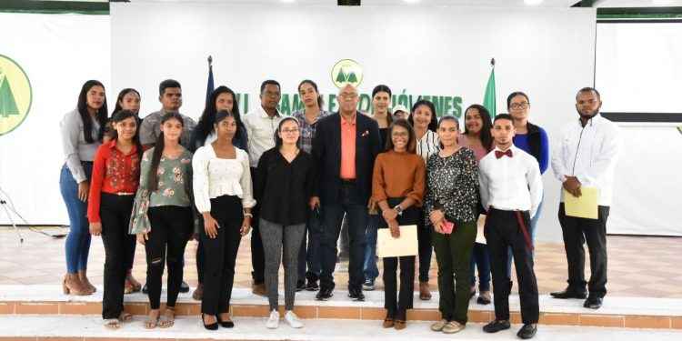 Líderes internacionales dicen juventud de Cooperativa Vega Real es un ejemplo de lucha social