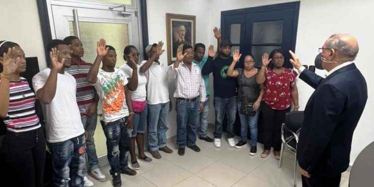 Danilo juramenta en el PLD dirigentes campesinos de El Seibo
