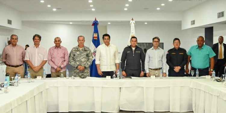 Ministro David Collado encabeza reunión con los jefes de la Policía, la Armada y la DNCD