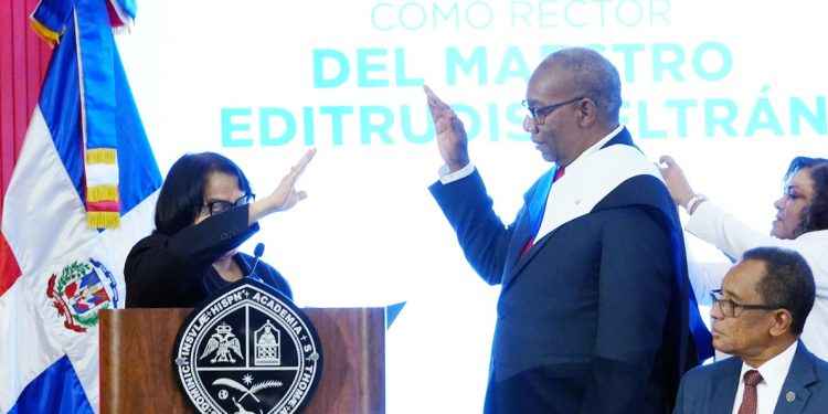 Editrudis Beltrán Crisóstomo toma juramento como rector de la UASD y promete profunda transformación de la Academia