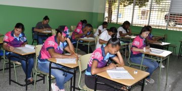 Orden, puntualidad y asistencia masiva a pruebas nacionales en Santiago