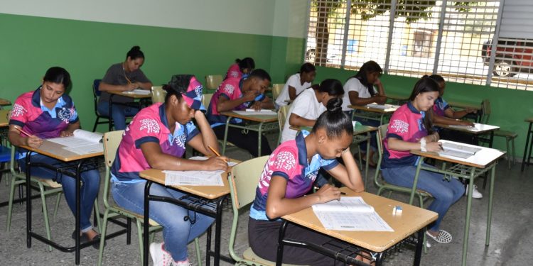 Orden, puntualidad y asistencia masiva a pruebas nacionales en Santiago
