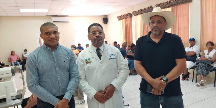 Fundación Ramiro Garcia, alcalde Santiago Riverón y periodista Vargavila Riverón realizan operativo médico visual en Dajabón