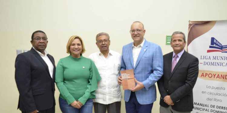 Ex síndico pone en circulación libro sobre Derecho Municipal