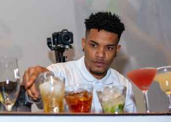 Henry Elian Eneria, del Hotel Secrets Cap Cana, gana el Bartender Challenge 2022