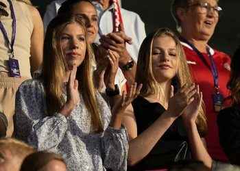 La Princesa Leonor y la Infanta Sofía asisten al partido de España contra Dinamarca de la Eurocopa en su primer acto solas en el extranjero