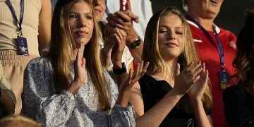 La Princesa Leonor y la Infanta Sofía asisten al partido de España contra Dinamarca de la Eurocopa en su primer acto solas en el extranjero