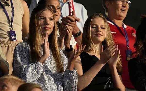 La Princesa Leonor y la Infanta Sofía asisten al partido de España contra Dinamarca de la Eurocopa en su primer acto solas en el extranjero