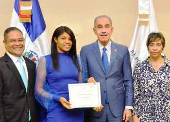 MESCYT e Instituto Técnico Superior Oscus San Valero certifican emprendedores