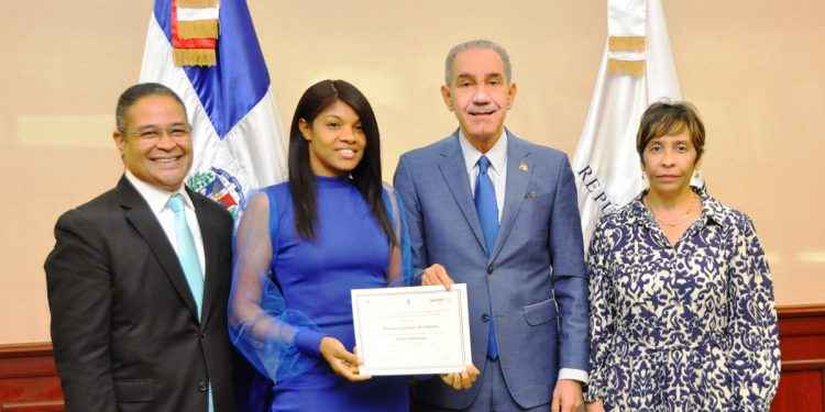 MESCYT e Instituto Técnico Superior Oscus San Valero certifican emprendedores