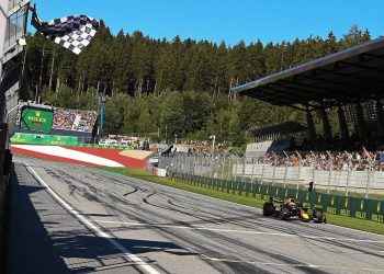 Vertappen arrasa en el Sprint y Carlos Sainz se rebela ante Leclerc; Alonso retirado