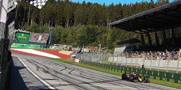 Vertappen arrasa en el Sprint y Carlos Sainz se rebela ante Leclerc; Alonso retirado