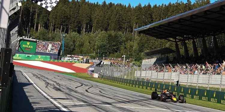 Vertappen arrasa en el Sprint y Carlos Sainz se rebela ante Leclerc; Alonso retirado