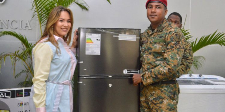 MIDE y ADEOFA celebran Día del Padre a los militares