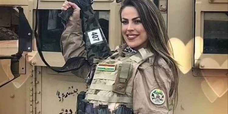 La modelo, actriz y francotiradora brasileña Thalita do Valle murió durante un bombardeo en Ucrania
