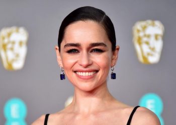Estrella de «Game of Thrones» Emilia Clarke dice que le «faltan» partes del cerebro tras un aneurisma