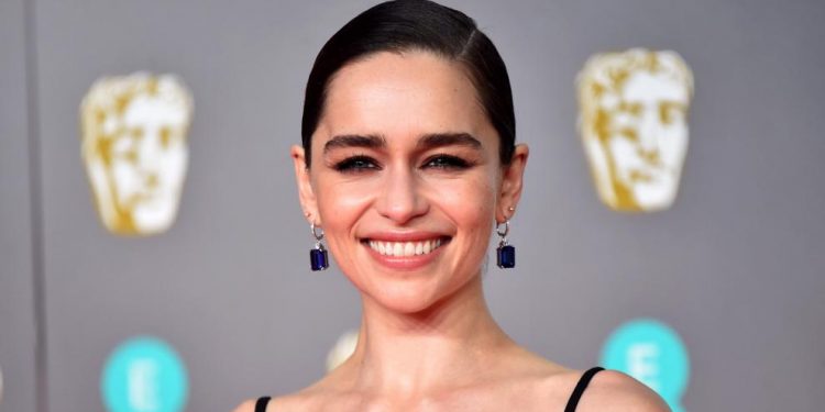 Estrella de «Game of Thrones» Emilia Clarke dice que le «faltan» partes del cerebro tras un aneurisma