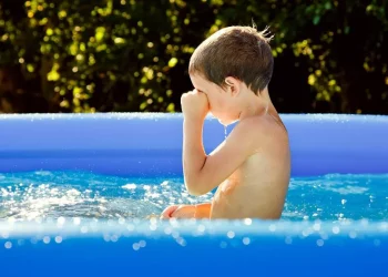 ¿Cómo afecta el cloro a los ojos y qué hacer para aliviar la irritación?