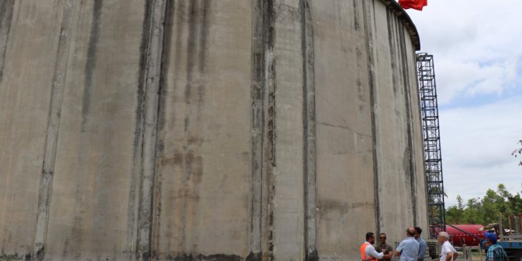 Director Coraasan supervisa avances de la rehabilitación tanque de Tamboril