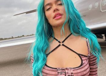 Karol G cierra la etapa del pelo azul con la gira de sus sueños