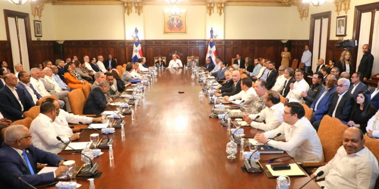 Presidente Abinader encabeza en el Palacio Nacional consejo ministros y directores