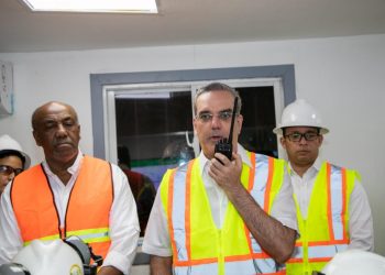 Presidente Abinader visita mina donde están atrapados dos mineros y les lleva aliento