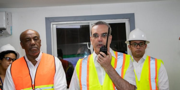 Presidente Abinader visita mina donde están atrapados dos mineros y les lleva aliento