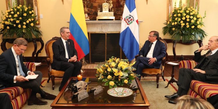 Presidente Abinader y Gustavo Petro se reúnen antes de la toma de posesión