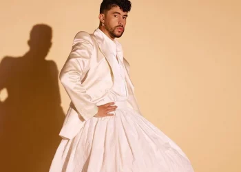 Bad Bunny vuelve hacer “lo que da la gana” y posa con falda de alta costura para la revista Harper’s Bazaar