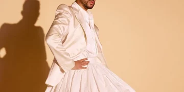 Bad Bunny vuelve hacer “lo que da la gana” y posa con falda de alta costura para la revista Harper’s Bazaar