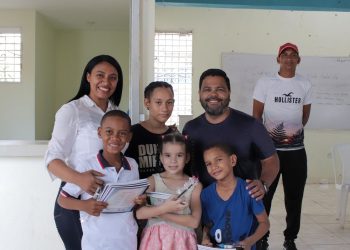 Diputado Leonardo Aguilera entrega útiles escolares en la provincia de Santiago