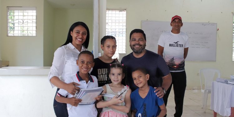 Diputado Leonardo Aguilera entrega útiles escolares en la provincia de Santiago