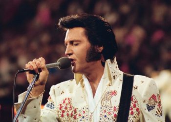 Elvis Presley, a 45 años de su muerte: soledad, comida en exceso y un cuerpo destrozado