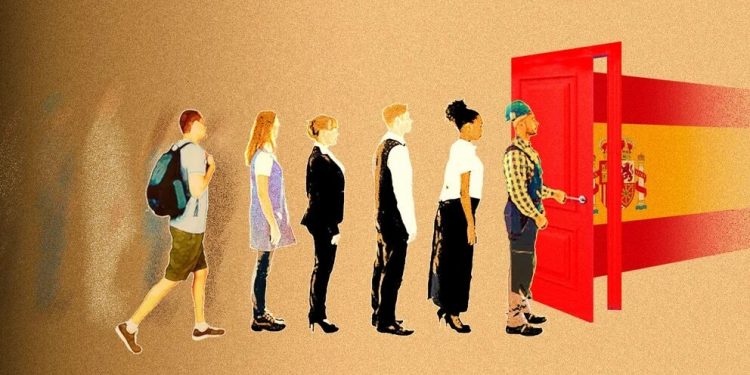 España entreabre sus puertas al modificar la ley de inmigración a los latinoamericanos