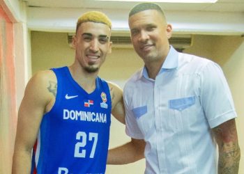 Leyenda del baloncesto Francisco García muestra respaldo al equipo de la selección nacional y pasa la antorcha a Chris Duarte