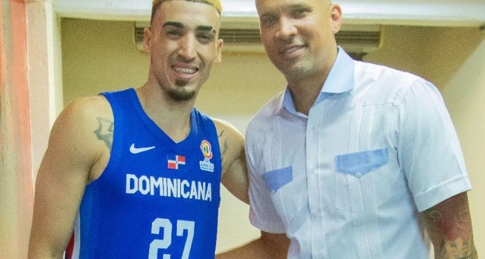 Leyenda del baloncesto Francisco García muestra respaldo al equipo de la selección nacional y pasa la antorcha a Chris Duarte