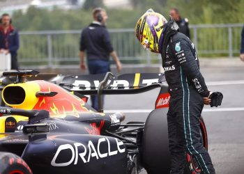 Hamilton dice que el Mercedes W13 es «una mierda»