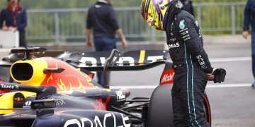 Hamilton dice que el Mercedes W13 es «una mierda»