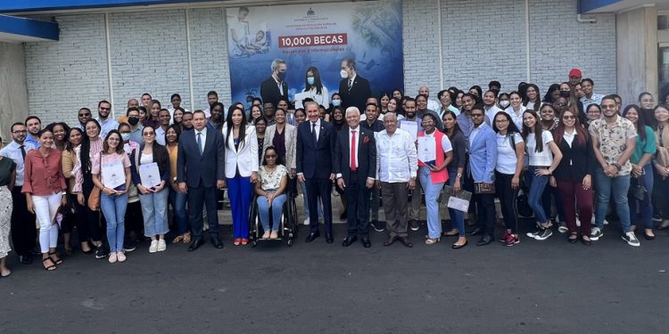 MESCYT otorga 200 becas a alumnos que cursan programas de posgrados en Suiza, Estados Unidos, Alemania, Francia, Italia, Reino Unido, España y México