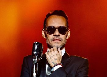 Le lanzan botella a Marc Anthony en pleno concierto