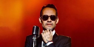 Le lanzan botella a Marc Anthony en pleno concierto