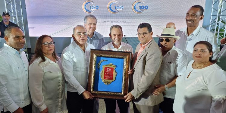 Movimiento Grupo de Los 100 reconoce a Plutarco Arias por ser exaltado a Maestro de la Medicina