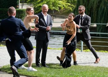 El topless de protesta que sorprendió al canciller alemán, Olaf Scholz