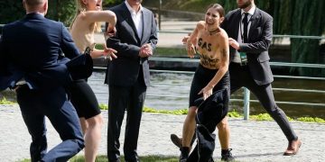 El topless de protesta que sorprendió al canciller alemán, Olaf Scholz