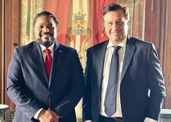 El cónsul Nelson Carela se reúne con el alcalde de Savona Marco Russo