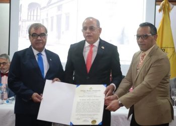 Colegio Médico exalta exministro de Salud Pública Plutarco Arias a «Maestro de la Medicina Dominicana»