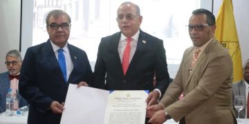 Colegio Médico exalta exministro de Salud Pública Plutarco Arias a «Maestro de la Medicina Dominicana»
