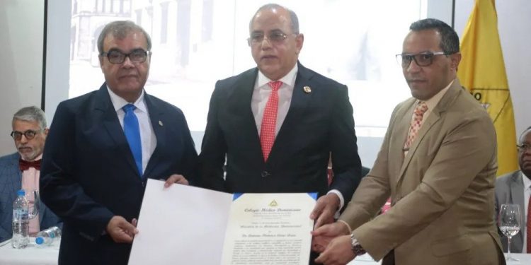 Colegio Médico exalta exministro de Salud Pública Plutarco Arias a «Maestro de la Medicina Dominicana»