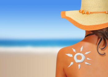 Estos son los pros y contras de los filtros solares físicos y químicos