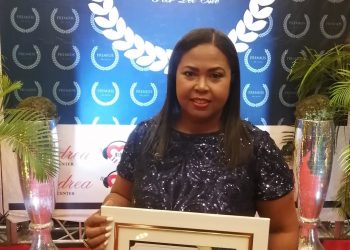 Premios La Flor reconoce a Raquel Amparo por sus 25 años en la música